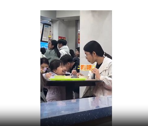 吃芝麻糊长出一脸“胡子”秒变 “小张飞”麻将胡了2模拟器试玩哈哈！太逗啦！萌娃