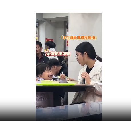 吃芝麻糊长出一脸“胡子”秒变 “小张飞”麻将胡了2模拟器试玩哈哈！太逗啦！萌娃(图3)