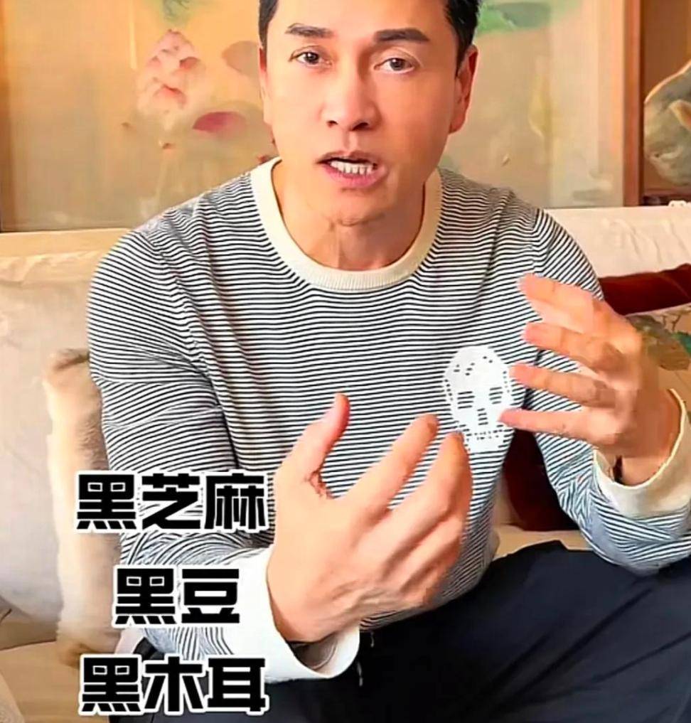 打小鲜肉脱帽自证不老神话养生秘诀大公开麻将胡了2模拟器70岁吕良伟秀真发吊(图2)