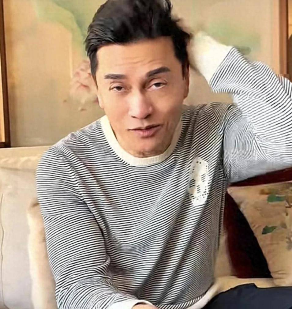 打小鲜肉脱帽自证不老神话养生秘诀大公开麻将胡了2模拟器70岁吕良伟秀真发吊(图4)