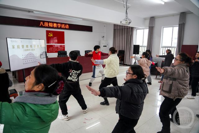 何吃好又不长胖?专家进社区教居民健康减重麻将胡了2试玩网站健康微课·甩肉行动|如(图2) 何吃好又不长胖?专家进社区教居民健康减重麻将胡了2试玩网站健康微课·甩肉行动|如(图2)