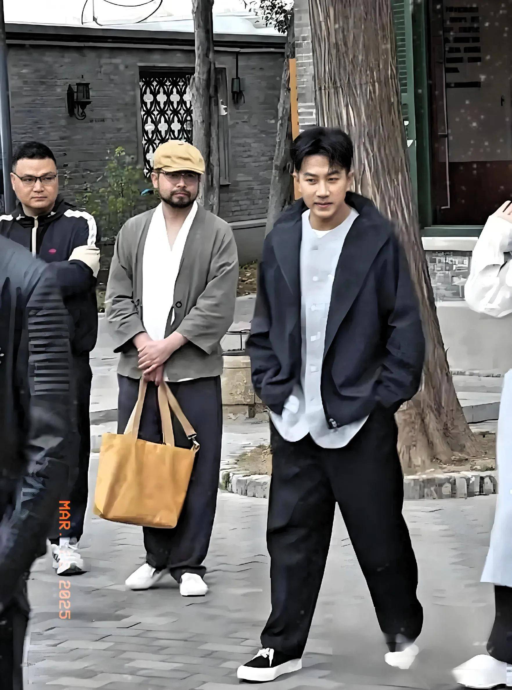 的抗老51岁刘恺威在网友镜头下硬帅麻将胡了不得不佩服港台明星比内地(图4)