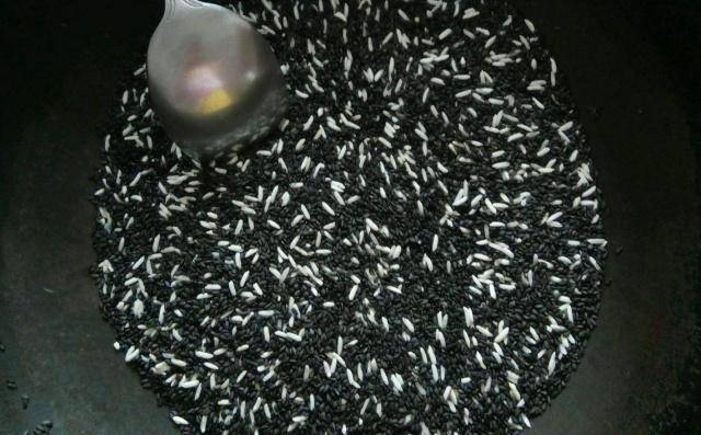 又香又浓超好喝儿时的味道做法很简单麻将胡了2模拟器教你自制黑芝麻糊(图2)